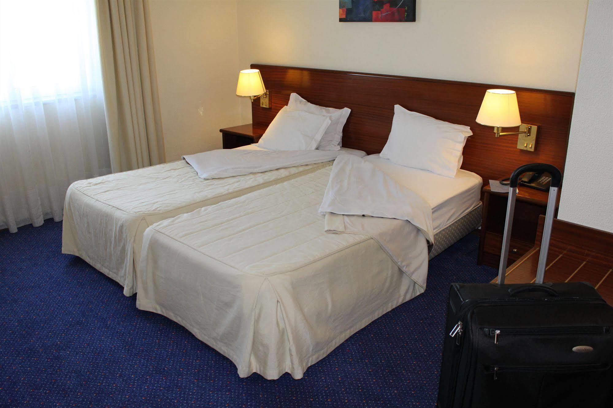 Hotel Eurosol Gouveia エクステリア 写真